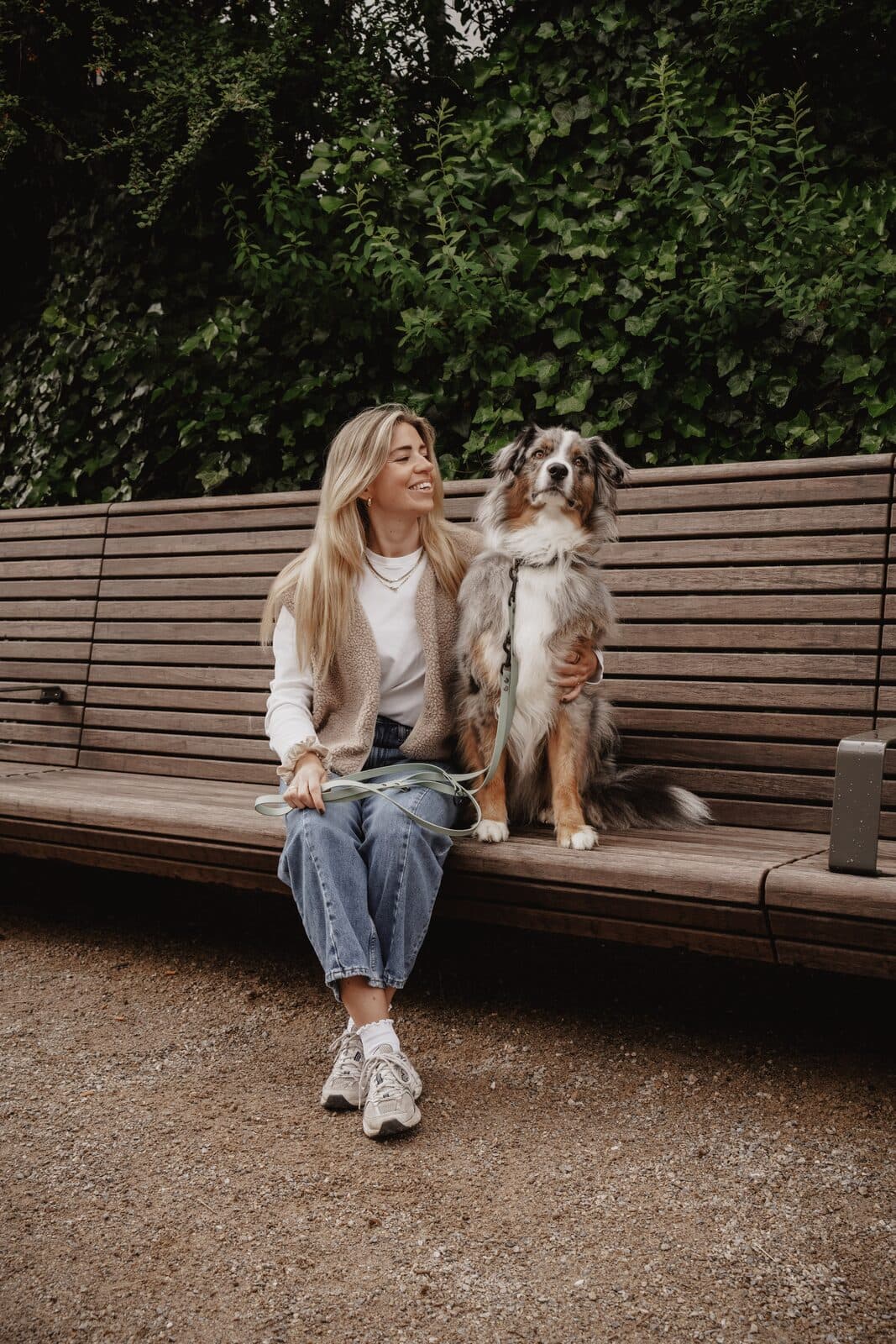 Hund mit klassischem Biothane-Halsband.