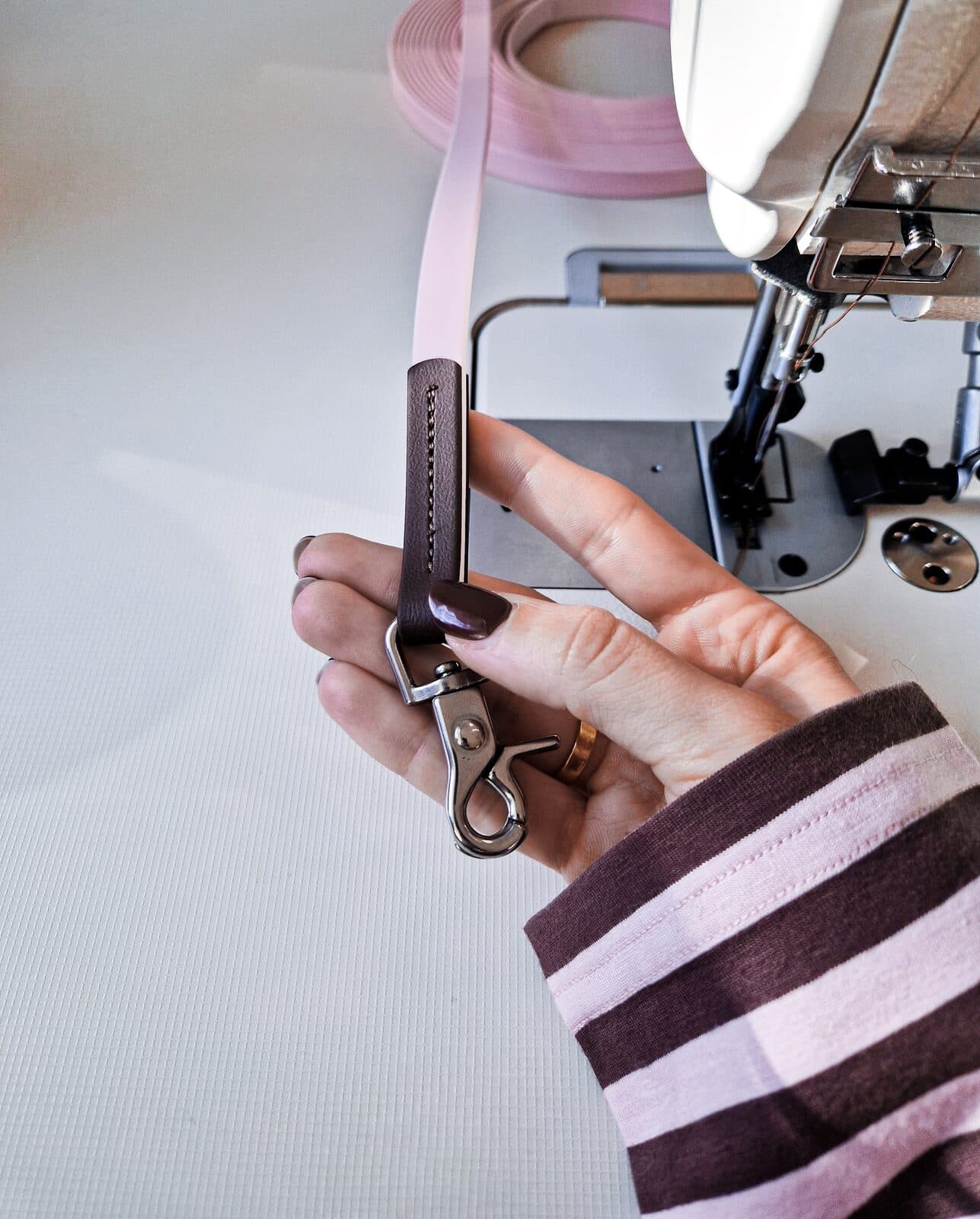 Handgefertigte Biothane-Schleppleine an der Nähmaschine.